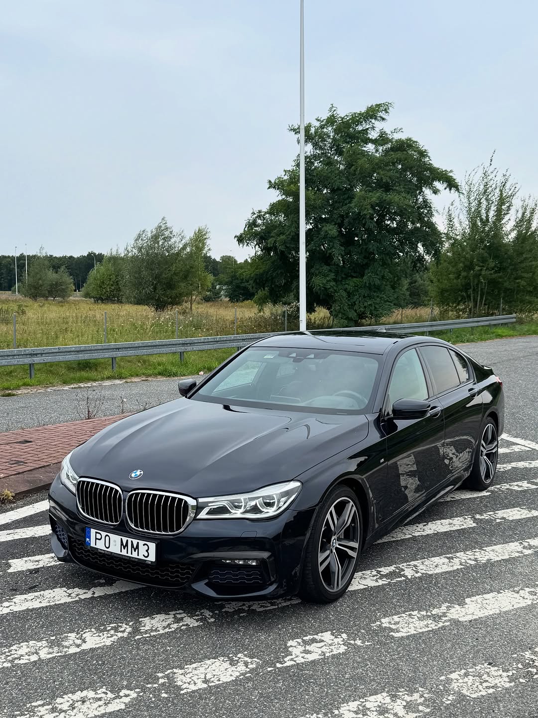 BMW serii 7 – ujęcie z przodu, czarny lakier