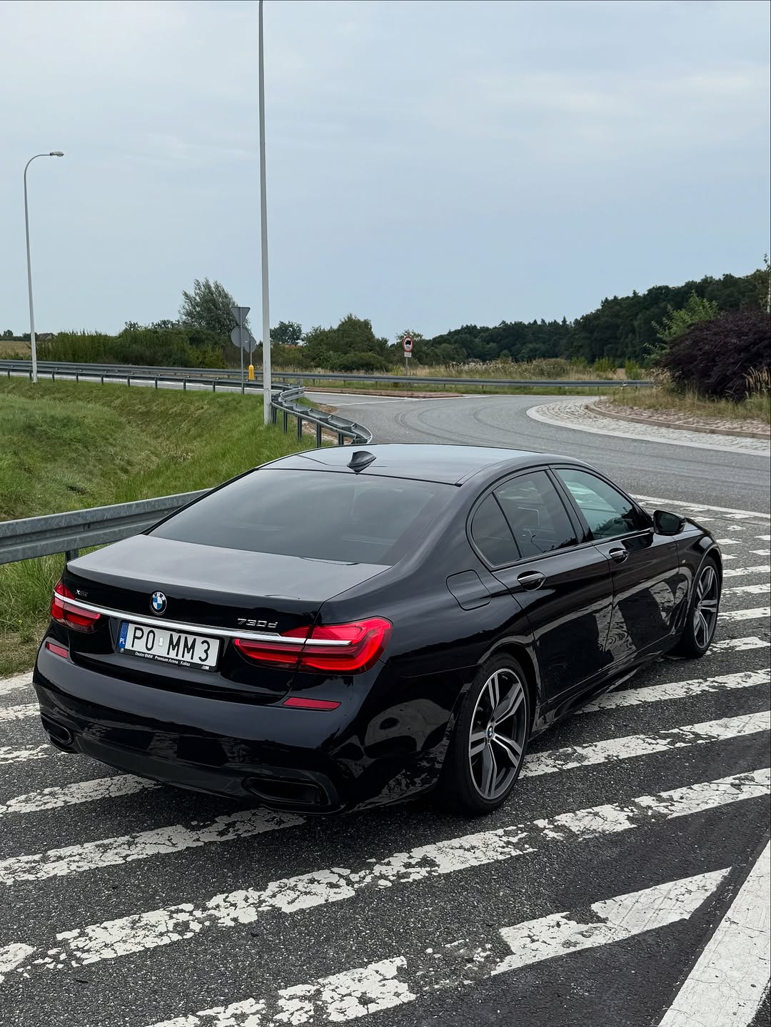 BMW 7 – ujęcie 3/4 tył, czarny lakier