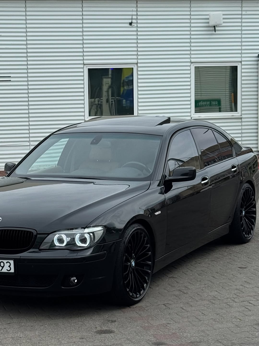 BMW E65/E66 – sedan przy budynku