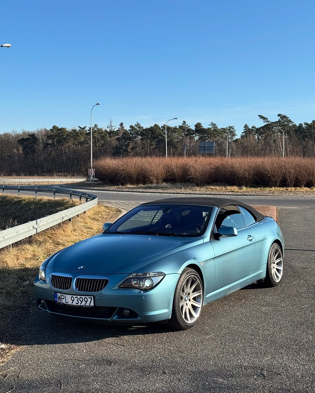 BMW cabrio – ujęcie 3/4 przód na rondzie