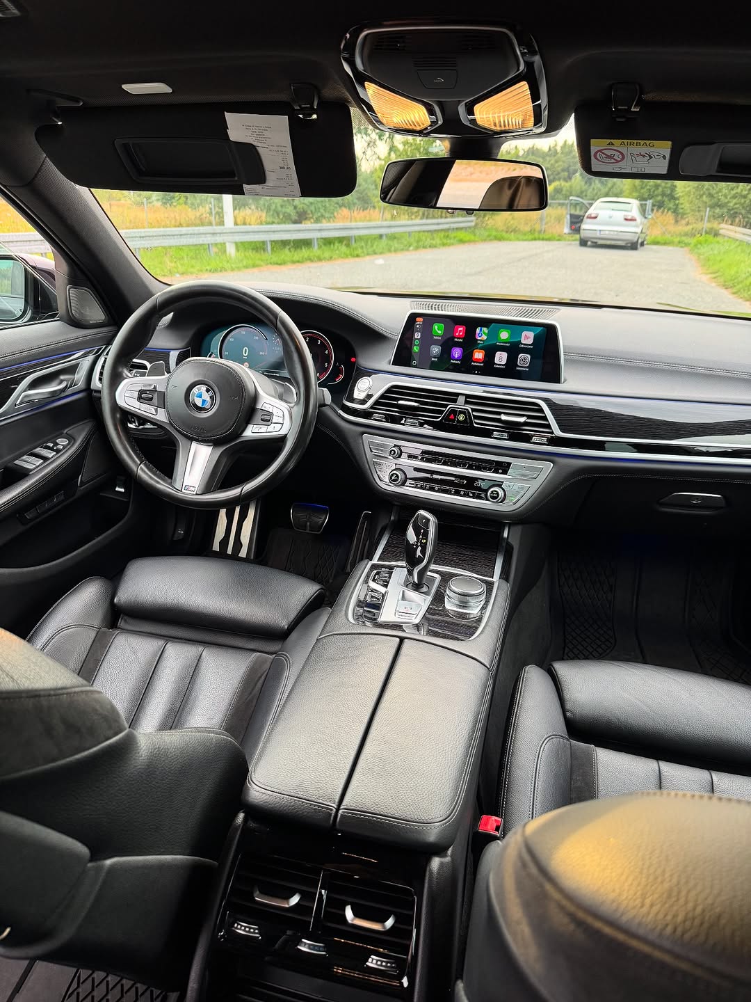 Wnętrze BMW – deska rozdzielcza z CarPlay