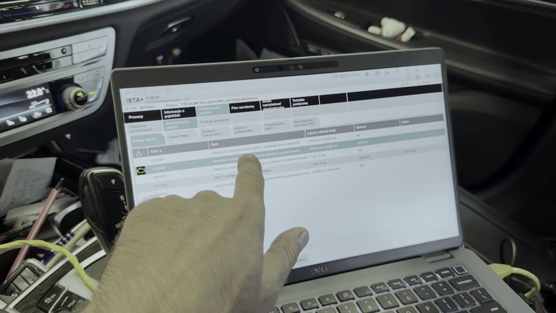 Laptop z oprogramowaniem do kodowania podłączony do BMW